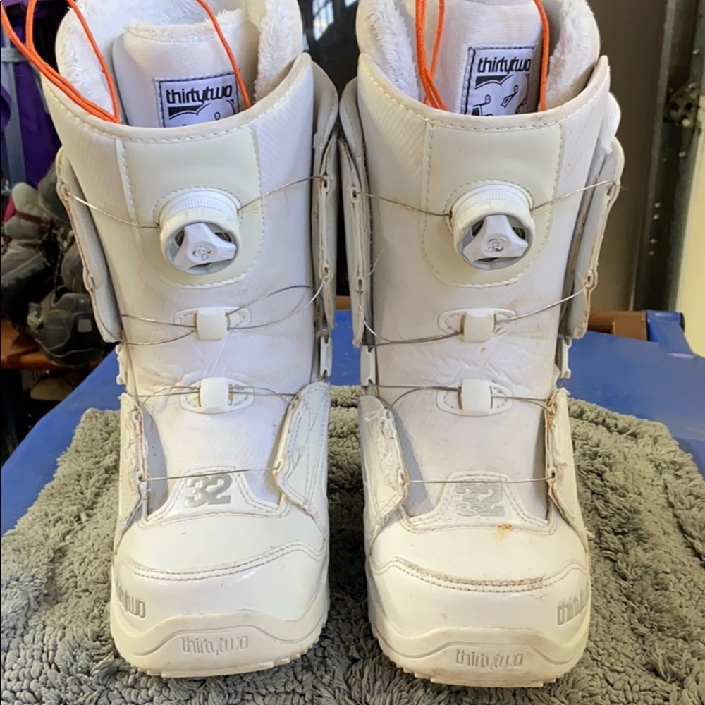 Snowboard boots